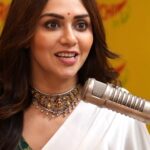 Amruta Khanvilkar Instagram - आई. That's it. That's the reel. FULL EPISODE on Mirchi Marathi Youtube. . . . #amrutakhanvilkar #amrutakhanvilkarfanclub #rjdnyaneshwari #mirchimarathi #mirchimumbai #aai #mother #motherdaughter #aai #आई #mirchimarathi #mirchimumbai #navratri #navratra #devi #aai #aaisaheb #mumbai #marathi