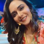Amruta Khanvilkar Instagram - #timepass at 2.40 am waiting for the shoot to wrap up Any guesses ? What m I shooting for ? … #sleepy #packupkarado #timepass #amrutakhanvilkar