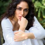 Amruta Khanvilkar Instagram - #whitesepyaar 📸 @trilogy_works @vivedawellnessvillage #amrutakhanvilkar #chandramukhi #chandra