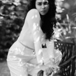 Amruta Khanvilkar Instagram - #blacknwhitephotography 📸 @trilogy_works at @vivedawellnessvillage #amrutakhanvilkar #chandramukhi #chandra #whiteonwhite