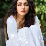 Amruta Khanvilkar Instagram - #whitesepyaar 📸 @trilogy_works @vivedawellnessvillage #amrutakhanvilkar #chandramukhi #chandra #whiteonwhite