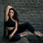 Amruta Khanvilkar Instagram - #blacklove 📸 @trilogy_works @vivedawellnessvillage #amrutakhanvilkar #style #chandramukhi #chandra Viveda