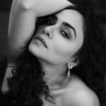Amruta Khanvilkar Instagram - #blacklove 📸 @trilogy_works @vivedawellnessvillage #amrutakhanvilkar #chandramukhi #chandra #selflove Viveda