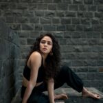 Amruta Khanvilkar Instagram - #blacklove 📸 @trilogy_works At @vivedawellnessvillage #amrutakhanvilkar #selflove #style #chandramukhi #chandra Viveda