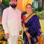 Amruta Khanvilkar Instagram - आज बाप्पाचं दर्शन माननीय मुख्यमंत्री श्री एकनाथजी शिंदे ह्यांच्या वर्षा बंगल्यावर झालं ... अतिशय आपुलकीने ते आणि त्यांचे कुटुंबीय सगळ्यांना भेटत होते ... इतका मान दिल्या बद्दल मनापासून धन्यवाद साहेब अनेक मैत्रिणी भेटल्या मस्त वाटलं बाप्पा आपल्याला सोडून जाणार…🥺🥺🥺 पुढच्या वर्षी पुन्हा भेटण्या साठी गणपती बाप्पा मोरया @cmomaharashtra_ @mieknathshinde @drshrikantshinde @sukanyamoneofficial @spruhavarad @shreyabugde #amrutakhanvilkar