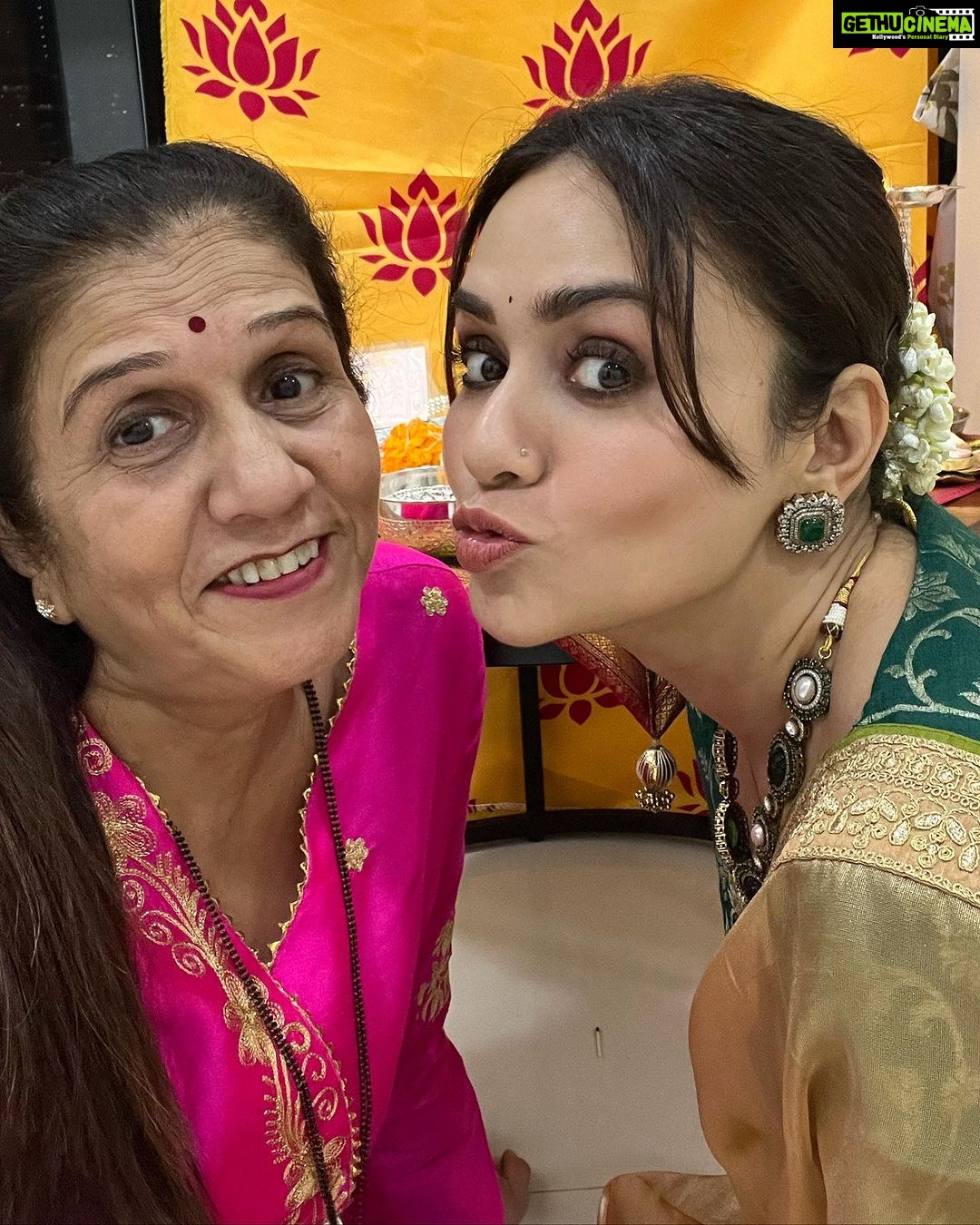 Amruta Khanvilkar Instagram - #happydiwali Thankyou @mysilklove for the beautiful saree And @sorayaajewels_