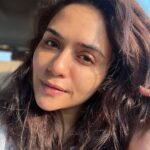 Amruta Khanvilkar Instagram - #morningface #nofilter wala #carselfie 🤪 #goodmorning