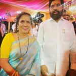 Amruta Khanvilkar Instagram - आज बाप्पाचं दर्शन माननीय मुख्यमंत्री श्री एकनाथजी शिंदे ह्यांच्या वर्षा बंगल्यावर झालं ... अतिशय आपुलकीने ते आणि त्यांचे कुटुंबीय सगळ्यांना भेटत होते ... इतका मान दिल्या बद्दल मनापासून धन्यवाद साहेब अनेक मैत्रिणी भेटल्या मस्त वाटलं बाप्पा आपल्याला सोडून जाणार…🥺🥺🥺 पुढच्या वर्षी पुन्हा भेटण्या साठी गणपती बाप्पा मोरया @cmomaharashtra_ @mieknathshinde @drshrikantshinde @sukanyamoneofficial @spruhavarad @shreyabugde #amrutakhanvilkar