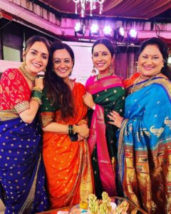 Amruta Khanvilkar Instagram - आज बाप्पाचं दर्शन माननीय मुख्यमंत्री श्री एकनाथजी शिंदे ह्यांच्या वर्षा बंगल्यावर झालं ... अतिशय आपुलकीने ते आणि त्यांचे कुटुंबीय सगळ्यांना भेटत होते ... इतका मान दिल्या बद्दल मनापासून धन्यवाद साहेब 
अनेक मैत्रिणी भेटल्या मस्त वाटलं 
बाप्पा आपल्याला सोडून जाणार…🥺🥺🥺 पुढच्या वर्षी पुन्हा भेटण्या साठी 
गणपती  बाप्पा मोरया 
@cmomaharashtra_  @mieknathshinde @drshrikantshinde 
@sukanyamoneofficial @spruhavarad @shreyabugde 

#amrutakhanvilkar