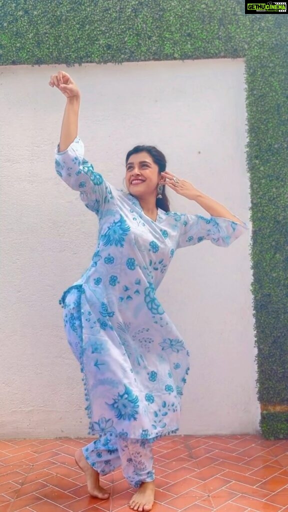 Amruta Khanvilkar Instagram - What a phenomenal dancer you are… can’t thankyou enough for doing this …. @sanskruti_balgude_official ❤️ Morya @rahuldeshpandeofficial @ashishpatil_the_lavniking #ganarajgajanan
