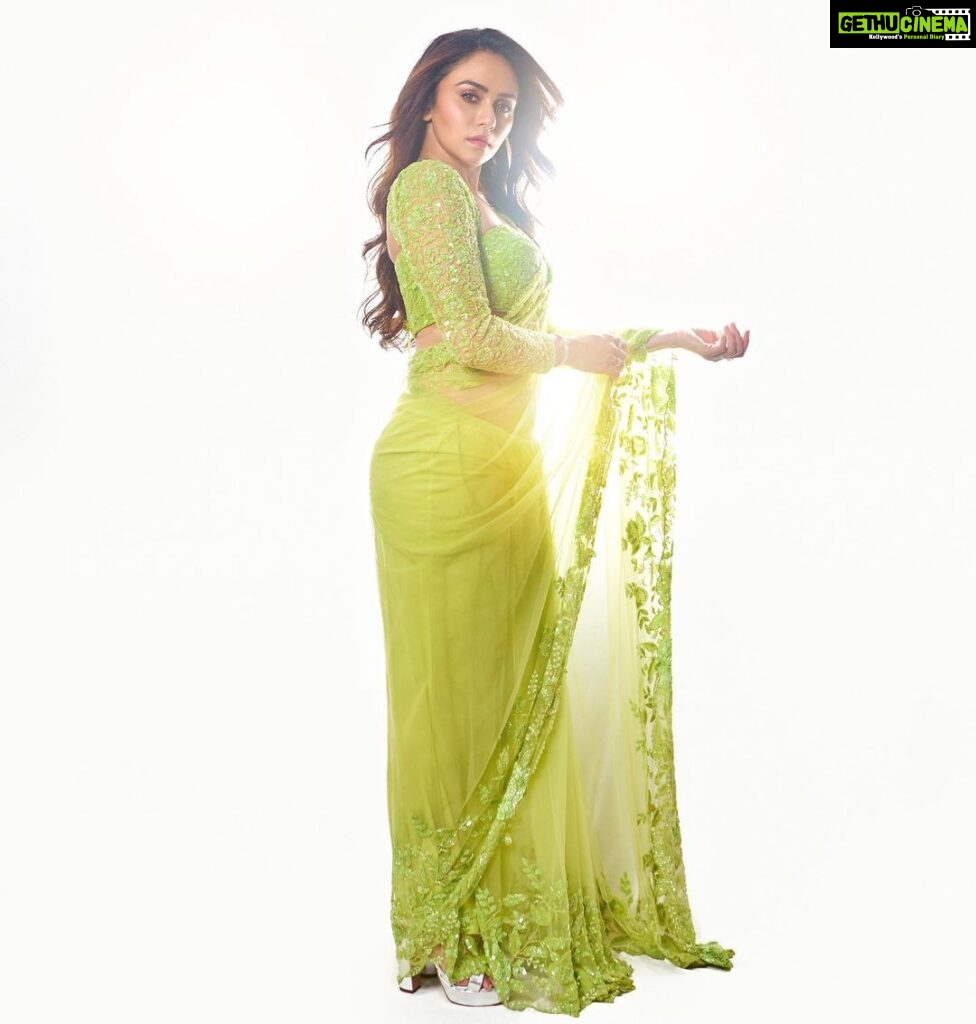 Amruta Khanvilkar Instagram - #letsgogreen Wearing this gorgeous saree by @premyabymanishii 😘 Styled by @nehachaudhary_ Hair n makeup by @seemaaofficial 📸 @trilogy_works #amrutakhanvilkar #sareelove