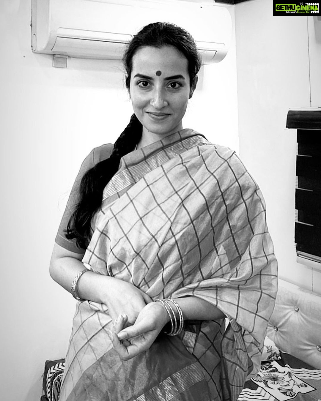 Amrutha Srinivasan Instagram - This is Seetha from #ananthamonzee5 . Seetha would have been my paati's age; almost. :) The next picture is my paati. My mom's mom - Kalpagam ♥️ (the Seetha that is OG Geetha's mom) Okay I'm off to send this picture to my paati on WhatsApp. 😂 @directorpriya.v @reemaravi8 @kaju_venki16 @bagath_at @suryarajeevan @dipti11_official @a.s.ram @ananthnag24 @iam_anjalirao @paramguhanesh
