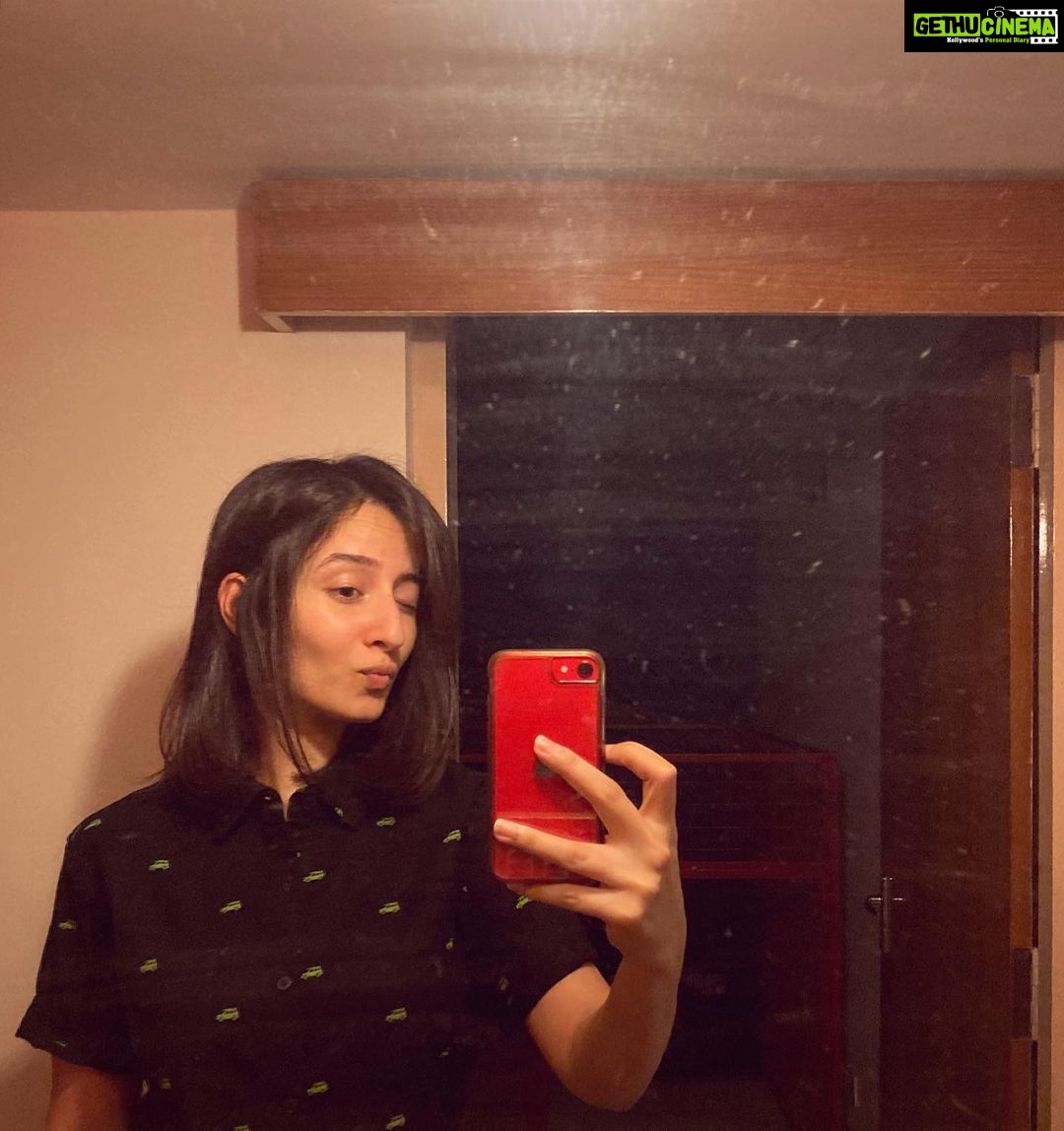 Amrutha Srinivasan Instagram - #chopchop #newhairwhodis Channeling my inner @komalpandeyofficial and joining the #lob gang. π₯² @appu.anlon doing his thing again (happy 8 years to forever okay?πβ₯οΈ) @anlon.artsalon :) P.S.: kannaadi thodachu veinga kaaawww nu varaadheenga da please. I know it's dusty. π