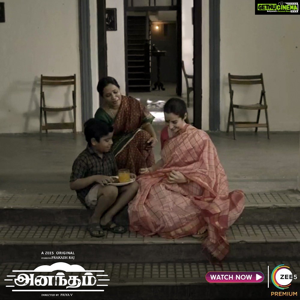 Amrutha Srinivasan Instagram - Seetha, a memory that #Anantham will never forget! Watch #AnanthamOnZEE5 now: Link in bio Download the #ZEE5 app now. #SuvargalSollumKathaigal #AnanthamOnZEE5 #ZEE5Tamil #ZEE5 @joinprakashraj @its_happyunicorn @muraliraaman_v @directorpriya.v @bagath_at @suryarajeevan @sathishsuriyaofficial @a.s.ram @zee5tamil