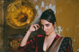 Amrutha Srinivasan Instagram - Long time, no see (this set 😂)
My insanely talented team for this shoot -
 
@anushaa13 of @gegonian ,
@purpleparroteatingcarrot  of
@purpleparrot.makeup , 
Kickass @utthaam creating magic behind the camera ♥️♥️

You guys are the best :)
#morph