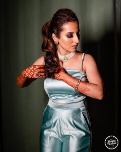 Amrutha Srinivasan Instagram - Yeah yeah I'll spam you guys a bit! 🤪

A hundred million thank you's to perfectionists and patient dheivams @purpleparrot.makeup and @priyahairandmakeup_ for giving me exactly what I wanted, to go with my BEAUTIFUL coords by @ashwin.thiyagarajan ♥️ I mean come on! Look at what they've all done 😬💥

P.C.: @simplepicturesco who did it like a fashunnz shootz 😉

#sweetkaram