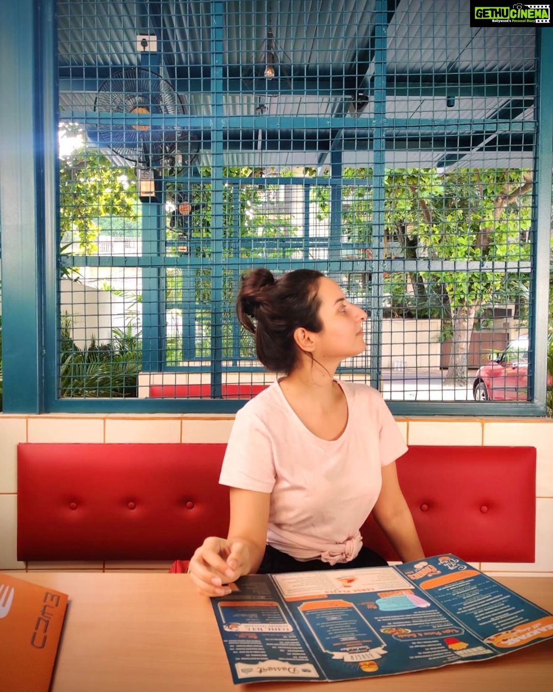 Amrutha Srinivasan Instagram - I know, my nose but look at my jaw. Yass kween. Giving myself bawse bech vibes while looking way over at someone else's plate of food. Thanks for this saxy pix @shalinivijayakumar_ . 🌬🪔 Love you. As much as my heart aches to have said bye to the old location, this is a lovely vibe @reddy.sandesh 😁 Sandy's