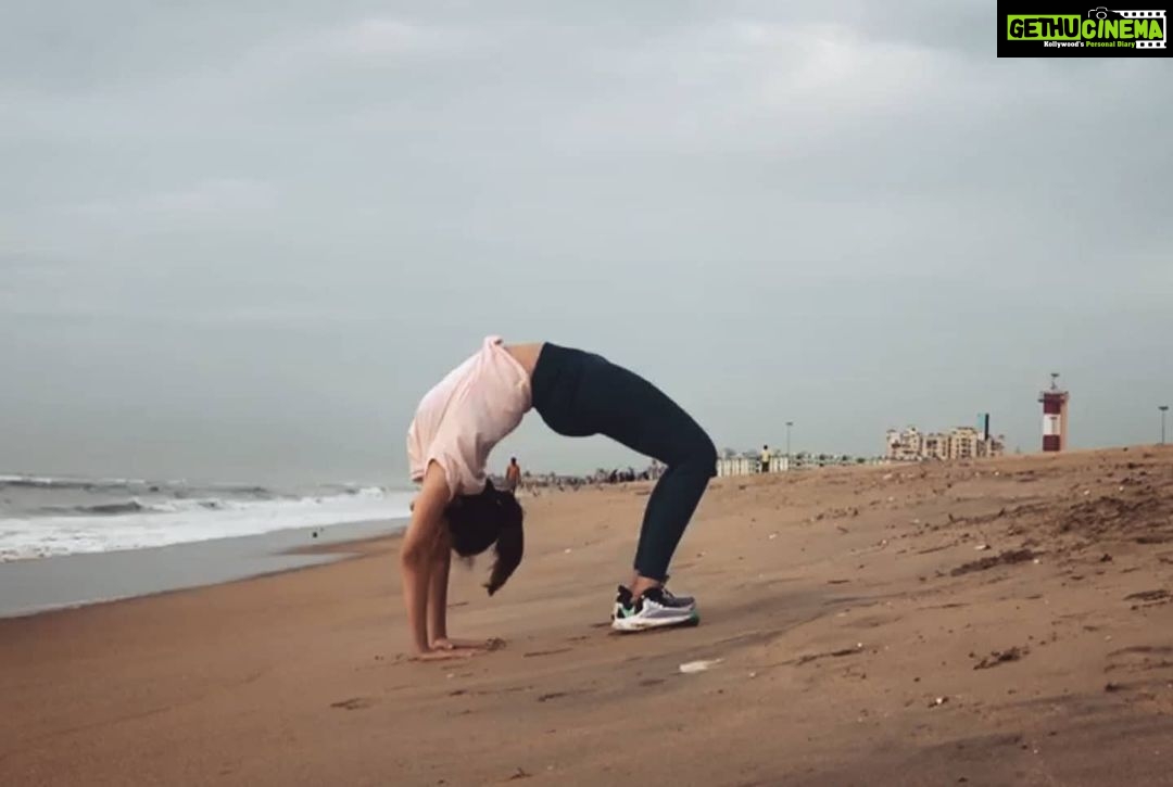 Amrutha Srinivasan Instagram - Just me and my backbend. Odane odi varaadheenga please gaiz.. it's an old picture. 😬❤️