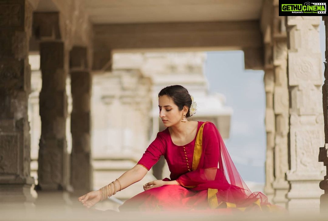 Amrutha Srinivasan Instagram - These pictures from a couple of months ago make me feel great :) I need that today. 😬 For @manjalcouture styled by @lavanya_gopal .MUA @suganthi.themua shot by one more person who seems to make me happy with myself - @vidhyavijay :) this team was all ❤️