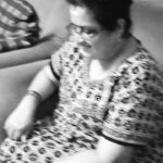 Amrutha Srinivasan Instagram – Here’s a video of my mom discovering Zoom.

My mom’s also very good with the self depreciating jokes. “ivlo periya uruvam ukkaandhurkene deee”

Also this is kinda how their conversation went-

Aunty-1: “illa enaku naalu per dhaan pa theriyaraa”

Me to my mom: “Amma.. avaala Swipe panna sollu”

My mom: “eyy gallery la next photo paakardhuku swipe pandra maari left swipe pannu deeee Parimala (Aunty-2) appo dhaan Chitra (Aunty-3) theriyuvaaaaa”

Aunty-4: “en computer la ellaarum theriyareenga pa”

Aunty-5: “Saraswathi, un pethi yepdi irukaa?” Aunty-6:
“namma indha call mudikardhukulla thavazhara kozhandha nadandhurum polarke”

#mymotherandherschoolfriends