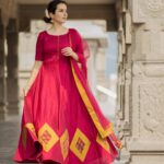 Amrutha Srinivasan Instagram – Sometimes I like to pretend I’m an oodhaa poo.

For @manjalcouture by @vinosekar 
Styled by @lavanya_gopal 
MUA: @suganthi.themua 
Shot by #thaarmaarvidhyaasamvijayam @vidhyavijay 
#oodhacolorribbon #enakusriniappan