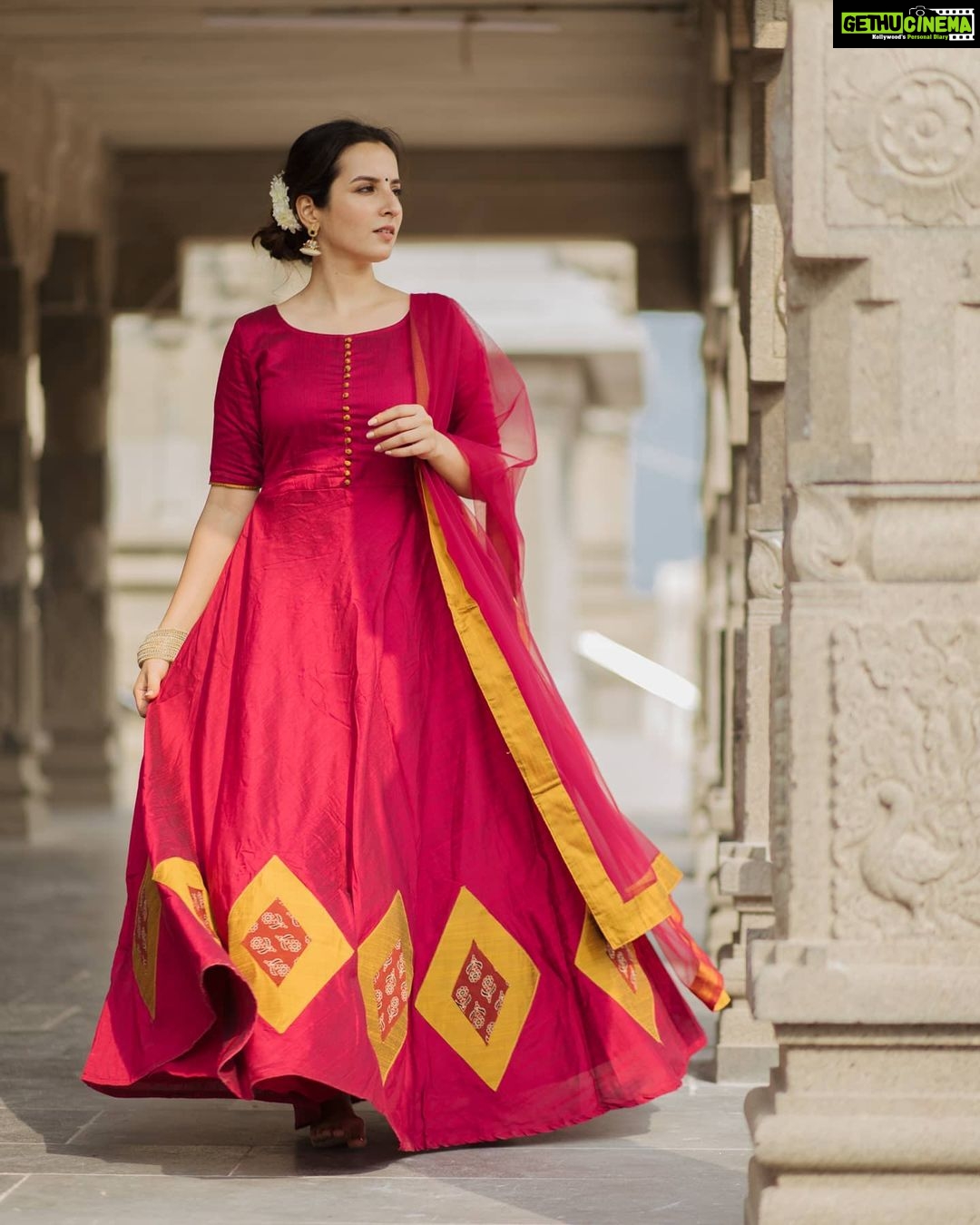 Amrutha Srinivasan Instagram - Sometimes I like to pretend I'm an oodhaa poo. For @manjalcouture by @vinosekar Styled by @lavanya_gopal MUA: @suganthi.themua Shot by #thaarmaarvidhyaasamvijayam @vidhyavijay #oodhacolorribbon #enakusriniappan