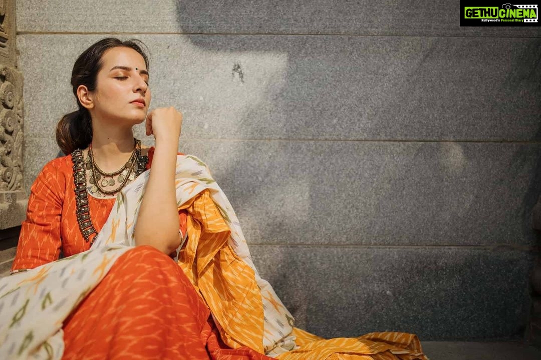 Amrutha Srinivasan Instagram - Soak it in :) For @manjalcouture , @vinosekar Styled by @lavanya_gopal MUA: @suganthi.themua Shot by @vidhyavijay (like what are you).