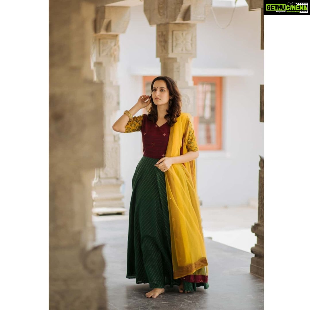 Amrutha Srinivasan Instagram - Put together by an amazing team of women for @manjalcouture :) go check them out; if it were up to me I'd have kept all their clothes to myself heheh 😬 Designed by @vinosekar MUA: @suganthi.themua Stylist: @lavanya_gopal Captured by epic-est @vidhyavijay who is too cool for watermarks 😂❤️