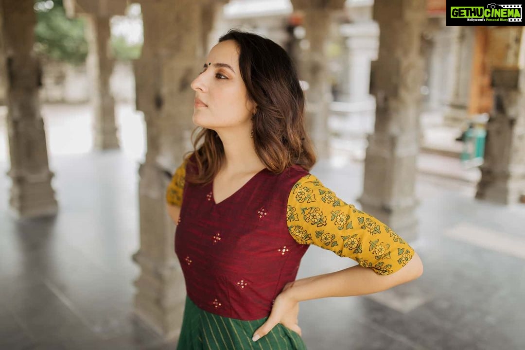 Amrutha Srinivasan Instagram - Put together by an amazing team of women for @manjalcouture :) go check them out; if it were up to me I'd have kept all their clothes to myself heheh 😬 Designed by @vinosekar MUA: @suganthi.themua Stylist: @lavanya_gopal Captured by epic-est @vidhyavijay who is too cool for watermarks 😂❤️ #shessexyandshenoseit #selfthu