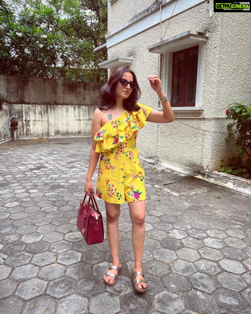 Amrutha Srinivasan Instagram - As open to life's ups and downs as my unzipped handbag. ✌🏼