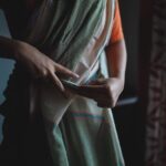 Amrutha Srinivasan Instagram - இளமையிலே காதல் வரும் எது வரையில் கூட வரும்? முழுமை பெற்ற காதல் எல்லாம் முதுமை வரை ஓடி வரும் என்னருகே நீ இருந்தால் இயற்கை எல்லாம் சுழலுவதேன் ? உன்னருகே நான் இருந்தால் உலகமெல்லாம் ஆடுவதேன் ? @dignifiedrepose :)