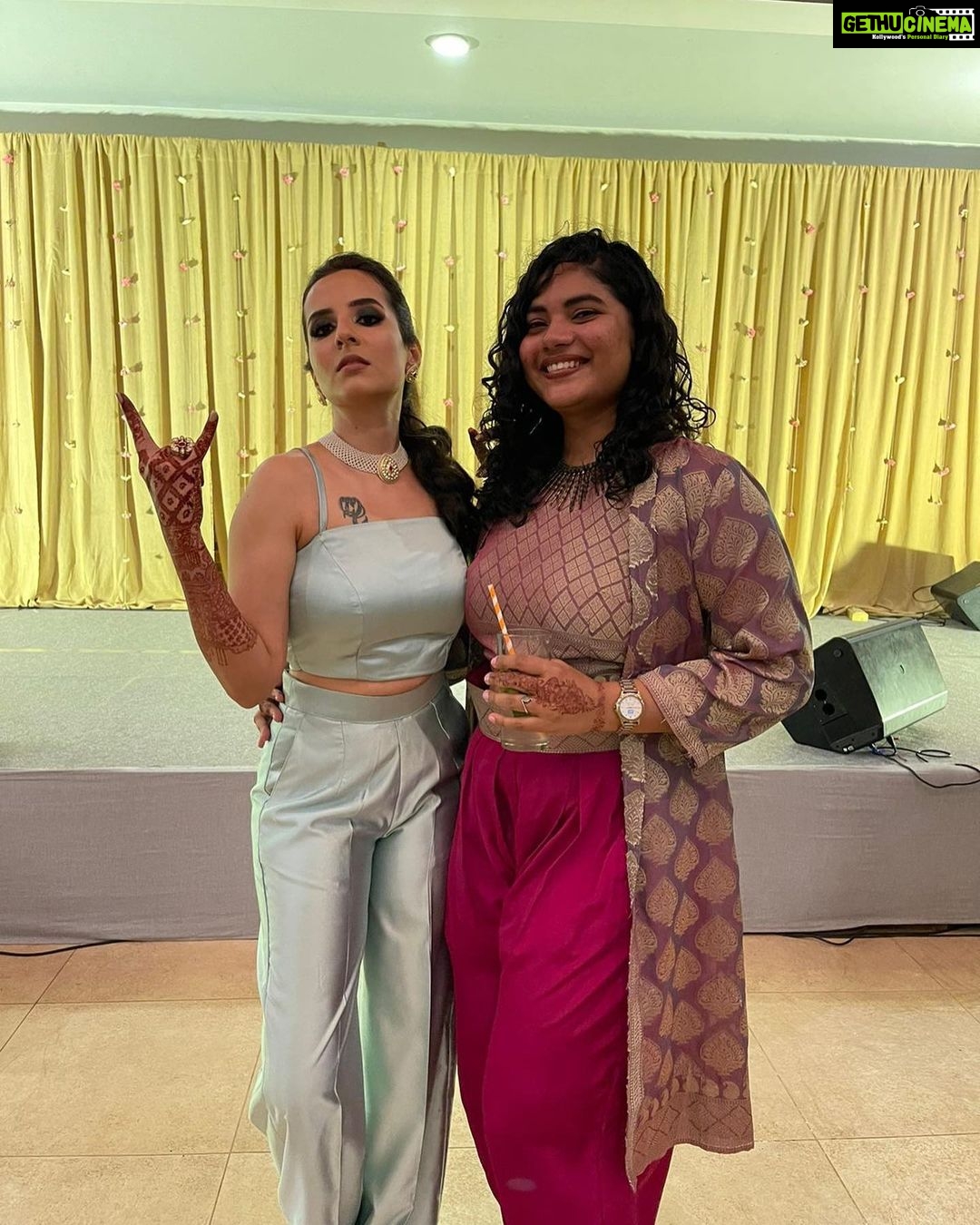 Amrutha Srinivasan Instagram - Here's a collection of pictures in no particular order to celebrate my number 1 gurl @shalinivijayakumar_ . Happy thirtday to you. Love you so God damn much. I've got your back forever. I'll post more gems soon.