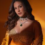 Amyra Dastur Instagram - All that glitters ✨ . . . Wearing @printsbyradhika Jewellery @karishma.joolry & @preciouscollectionjewellounge Styled by @richamehta1990 Hair @kimberlyychu MUA @anumariyajose Shot by @popmercy