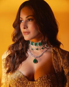 Amyra Dastur Instagram - All that glitters ✨ . . . Wearing @printsbyradhika Jewellery @karishma.joolry & @preciouscollectionjewellounge Styled by @richamehta1990 Hair @kimberlyychu MUA @anumariyajose Shot by @popmercy
