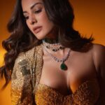Amyra Dastur Instagram - All that glitters ✨ . . . Wearing @printsbyradhika Jewellery @karishma.joolry & @preciouscollectionjewellounge Styled by @richamehta1990 Hair @kimberlyychu MUA @anumariyajose Shot by @popmercy