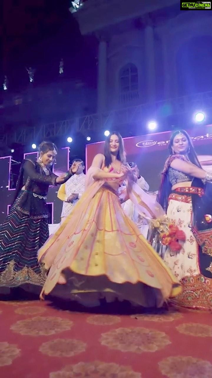 Amyra Dastur Instagram - For the love of #garba 💃🏻 . . . 📸 @portraitshelter Wearing @lizpaulofficial Styled by @thenanditakohli Assisted by @_bavleensethi Raipur City (Chhattisgarh)
