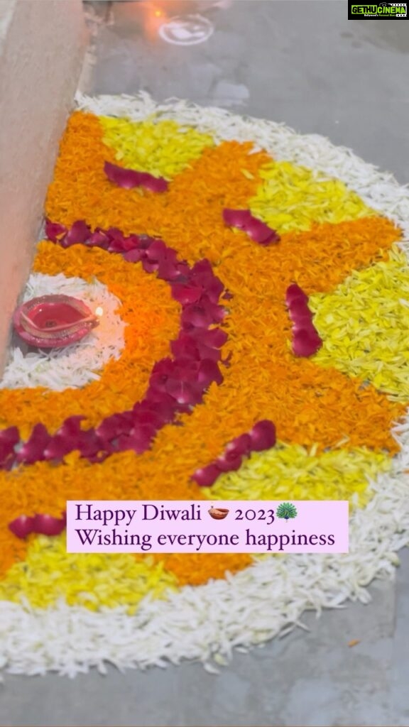 Anagha Bhosale Instagram - Happy Laxmi puja✨ wishing everyone prosperity love & happiness 🪔….. #mummy #daddy #aaji #diwali2023