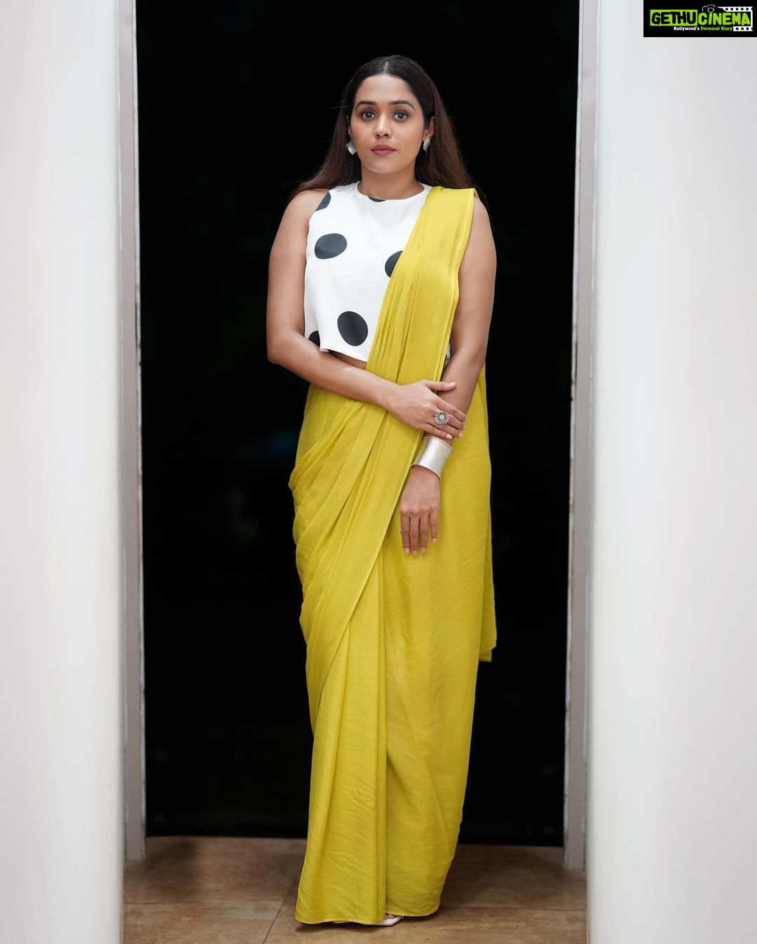 Ananya Instagram - Never been a blank canvas. Styling : @amritha_lakshmi___ @styledby_al_ Mua : @sreegeshvasan_makeupartist 📸@sajeevchandran_photography_ Touching : @portraits_by_shone Outfit : @wesnikfashion Jewellery : @goodwillcollectionskerala #saree #fusion #ananya #yellow #fashion #picofday