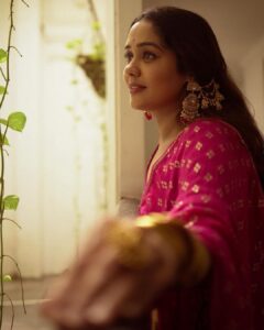 Ananya Instagram - May the Goddess of Wisdom and Knowledge bless you with knowledge and enlighten your soul.

Styling :  @amritha_lakshmi___  @styledby_al_ 
Photographer : @yaami____ 
Mua : @sreegeshvasan_makeupartist 
Costume :  @aydhab 
Jewellery : @goodwillcollectionskerala
Location :  @azora.hotels
Bts : @__naim.___

#navratri #dandiyanights #festival