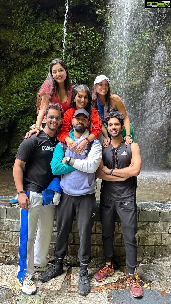 Ananya Rao Instagram - Trippin on skies , sippin waterfalls☁️ IRL gang at @thehosteller ✌🏼 . . . #reels #reelsindia #trip #IRL #InRealLove #irlgang #friendstrip #vidushikaul #ananyarao #tirthanvalley #himachalpradesh #sukoon❤️🌍 #trending #trendingsongs #explore