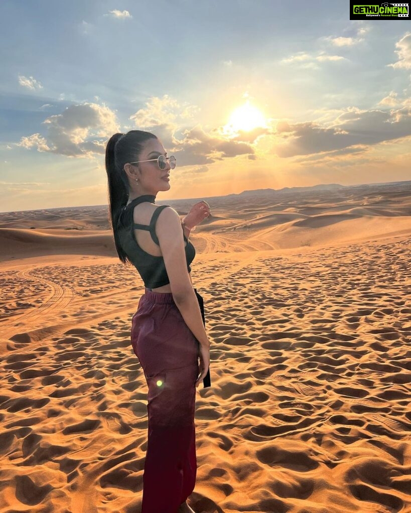 Ananya Rao Instagram - The view was 10/10 😎 #view #dubai #desert #desertsafari #happy #newyear #beautiful #love Dubai, United Arab Emirates