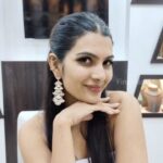 Ananya Rao Instagram - 🌟Look who is in our house! 🛍️ . . . #SemiPreciousJewellery #TraditionalJewellery #RentalJewellery #Fineshine #wedding #sale #necklace #buynow #Celebrities #Bride #makeup #Jewellery #JewelleryShopInChennai #Chennai #BridalJewellery #Fashion #Weekend #Handcrafted #Collection #marriage #love #gift #cocktail #jewellery #partytime #bridemaid #bridemaidjewels #ananyarao #bigbosstamil #bigboss7