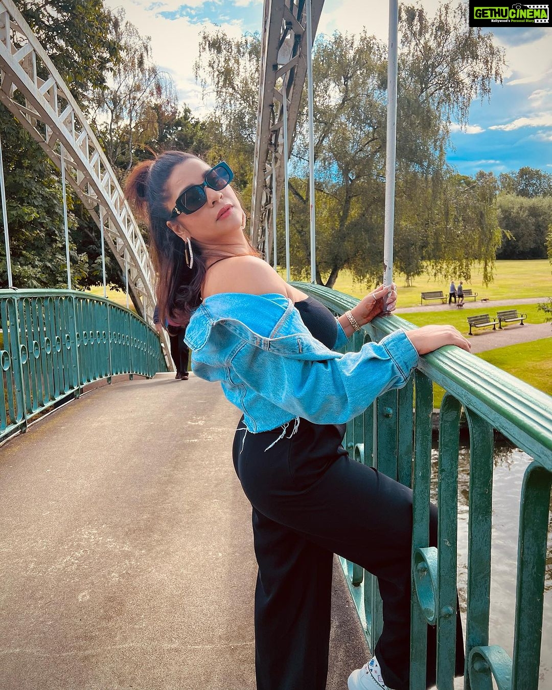 Anara Gupta Instagram - मैं बैचैन सी लगती हूँ वो राहत जैसा लगताहैं, मैं खो जाती हूँ ख्वाबो में, वो भीतर मेरे जगता हैं। #aa #anara #anaragupta #ootd #picoftheday #photography #photo #photooftheday #instagram #instagood #instadaily #instalike #insta River Ouse - Bedford Embankment