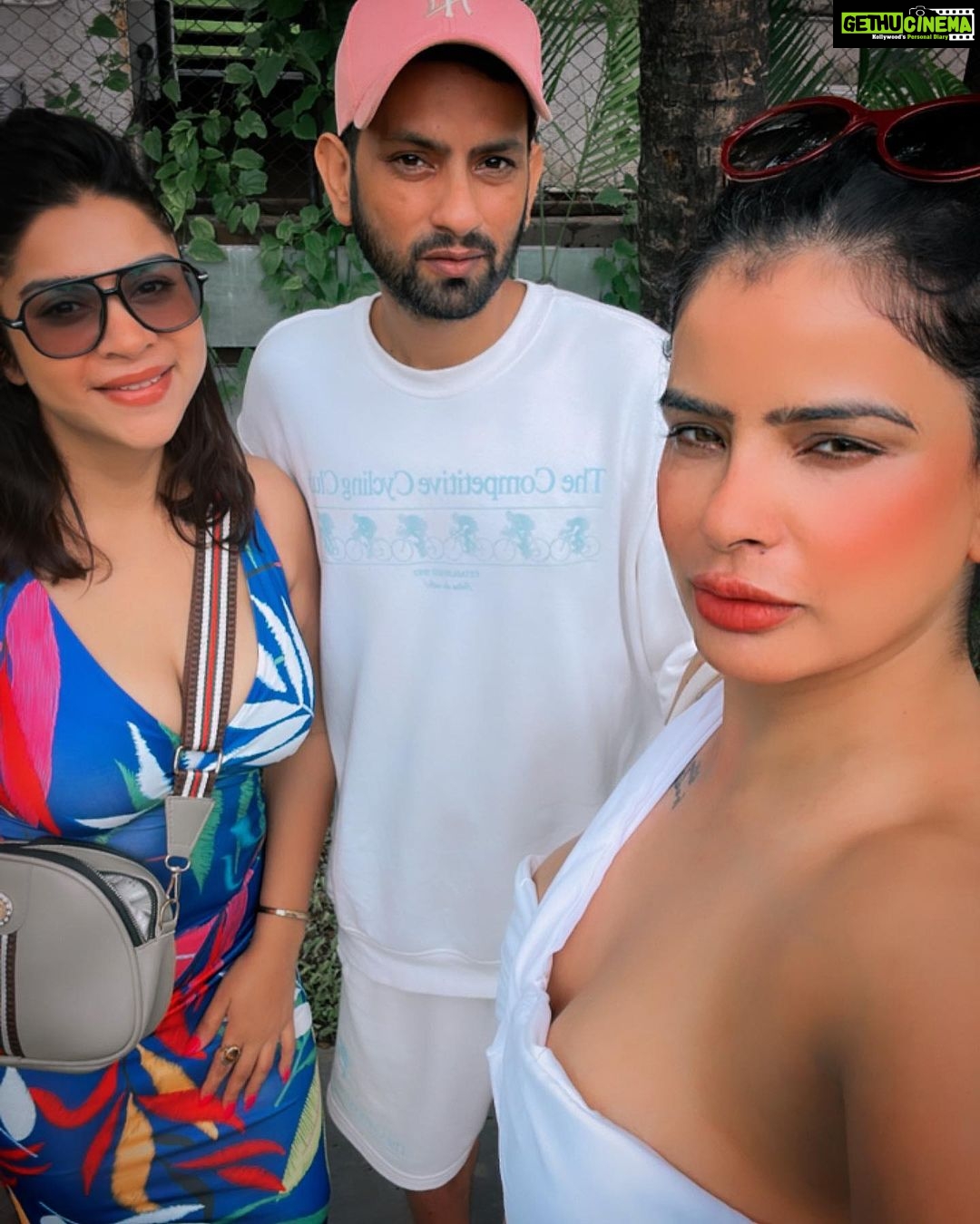 Anara Gupta Instagram - True friend is rare I m lucky yo have you as a friend,your friendship is the most valuable thing to me .thanks for another year of being an awesome friend. I AM SENDING lots of love and and good wishes for you on this special day HAPPIEST BIRTHDAY @anaraguptaactress 🥳😇