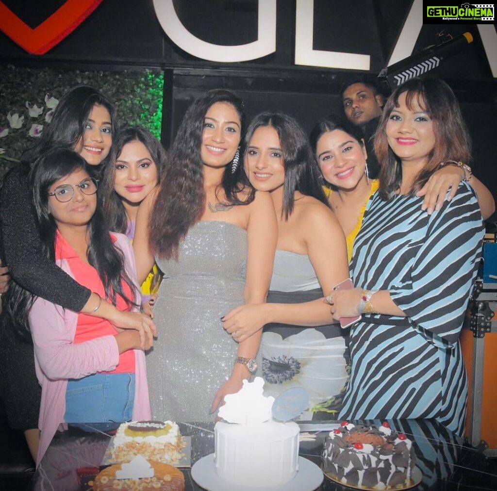 Anara Gupta Instagram - About last night @neetikajaiswal_official ‘s birthday eve celebration 🍾 it was fun time with all but specially with birthday girl n my jaan @lovyrohatgi_kohinoor ❤🧿