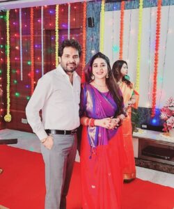 Anara Gupta Instagram - 52 shaktipeeth Aur  12 मंदिरों को ज्योतिर्लिंग ki bhejan shoot hone ja rehe hain tiwari production se ,,, tahe dil tiwari ji ka Dhanywaad karna chahti hun ki Sab se pehle unhone muje yeah muaka diya ,,, @tiwariproductions Ek aisa production house jo Bina kisi benefit k sanatan dharam ko har insan tak poochane mein lega hua hai , mein apne aapko lucky samjhati hun ki is production ki wahjse apne dharam ko aur  pass se jaan pa rehi hun … dil se  Dhanywaad ,  aane wale bhajno mein aapko samjh mein aayega ki mein kya kehana cha rehi hun .. jude rehiye tiwari production k official YouTube channel se … 
Har har Mahadev 🙏🏻 Aur tiwari production ko dher saari shubhkaamanye Aur best of luck… ki vo jo jagruk karna chahte hain logon ko unk ,,, dharma k parti is mein VO kamyaab ho …🙏🏻

#harharmahadev #aa #anara #anaragupta #tiwariproductions