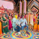 Anara Gupta Instagram - About last night shooting for chaath show for @zeebiskope … jaldi milte hain …aap sabhi se … 18 November ko shaam 7 beje only on @zeebiskope and yes @zee5 @dineshlalyadav ji @aamrapali1101 @manishjaind ji @neelmani1104 ji @ankush_raja_official ji @gunjansinghgs ji @neelamgiri_ @imchandanisingh @shrutirao24 @singermamtaraut ji @rambha.sahni @aaryan_babu_little_actor @sweety_dattani Costume by @vidyamourya096 #chaathspecial #zeebiskope #anara #aa #anaragupta