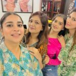 Anara Gupta Instagram - meri zindagi mei dosto ki bahut ahmiyat hei😘😘😘😘