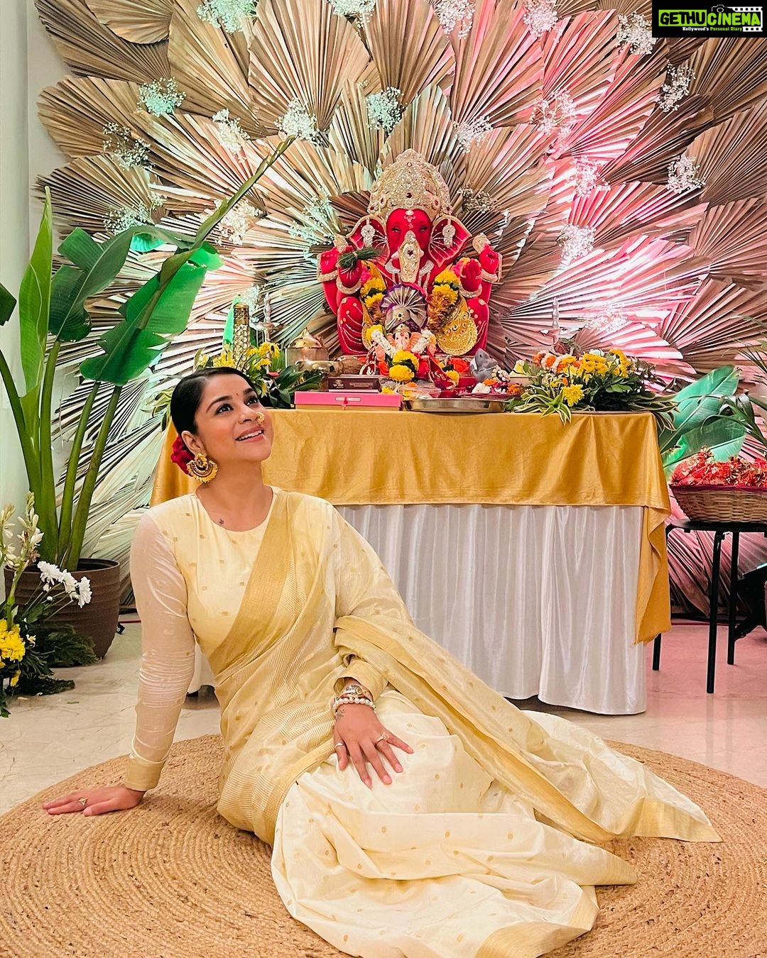 Anara Gupta Instagram - गणपतिर्विघ्नराजो लम्बतुण्डो गजाननः । द्वैमातुरश्च हेरम्ब एकदन्तो गणाधिपः ॥ विनायकश्चारुकर्णः पशुपालो भवात्मजः । द्वादशैतानि नामानि प्रातरुत्थाय यः पठेत् ॥ विश्वं तस्य भवेद्वश्यं न च विघ्नं भवेत् क्वचित् । “ॐ गं नमः” Jab aap hain toh kya dar hai ❤️🧿 #ganpatibappamorya #ganeshchaturthi #aa #anaragupta #anara #ootd #picoftheday #photooftheday #photo #photography #instagood #instagram #instadaily #instamood #instapic #insta Mumbai, Maharashtra
