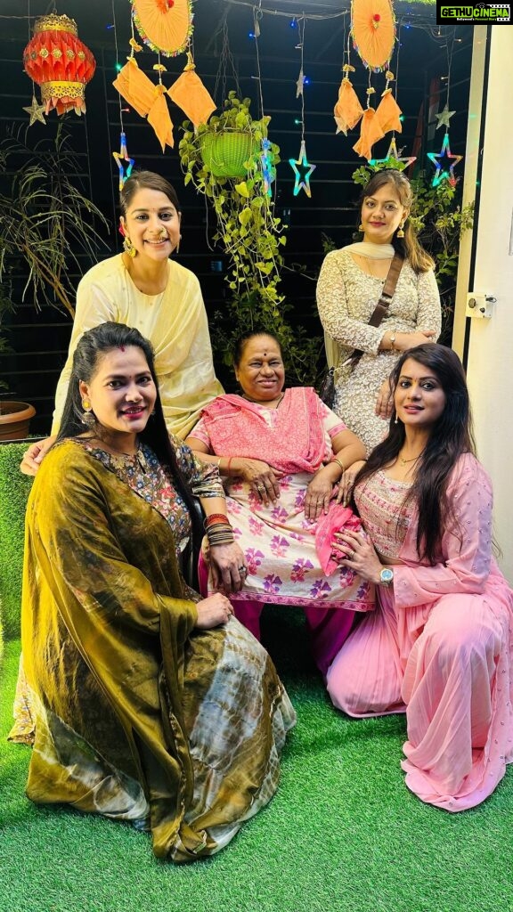 Anara Gupta Instagram - Seeking the blessing of Lord Ganesha with my beloved family and most adorable friends… Ganpati Bappa Morya 🙏 #ganpatibappamorya #chatparty #friends #instagram #ganeshchaturthi